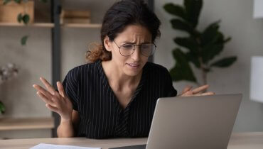 mujer buscando seguros de carros economicos en USA