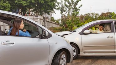 Qué puedo hacer si un auto obstruye