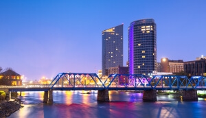 Atardecer en el centro de la ciudad de Grand Rapids, Michigan
