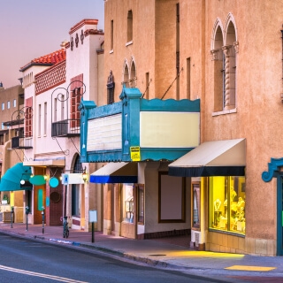 Atardecer en calles de Santa Fe, New Mexico