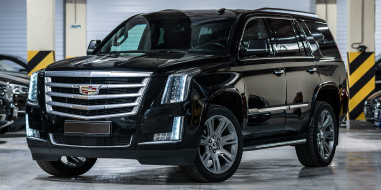 Cadillac Escalade negra en un estacionamiento.