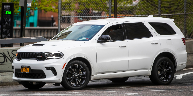 Dodge Durango blanca estacionada en las calles de Nueva York en Estados Unidos