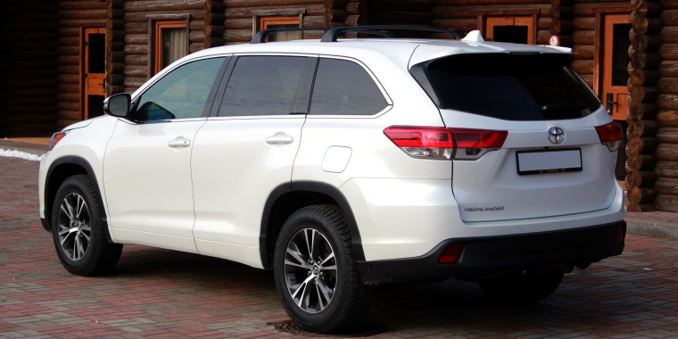Toyota Highlander de color blanco parqueada en la carretera