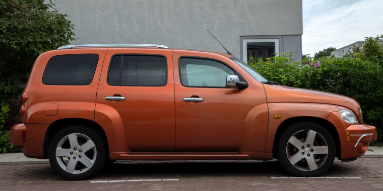 Chevrolet Hhr parqueada frente a un edificio.     