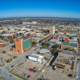 1. Vista aérea de la ciudad de Corsicana, Texas, durante un día soleado