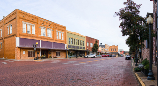 Fachada de un edificio histórico en la plaza del pueblo de Nacogdoches, Texas, USA – Seguro de auto barato en Nacogdoches, Texas.