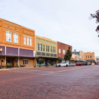 Fachada de un edificio histórico en la plaza del pueblo de Nacogdoches, Texas, USA – Seguro de auto barato en Nacogdoches, Texas.