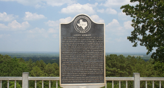 1. Señal histórica ubicada en la carretera 69 fuera de Jacksonville, Texas.