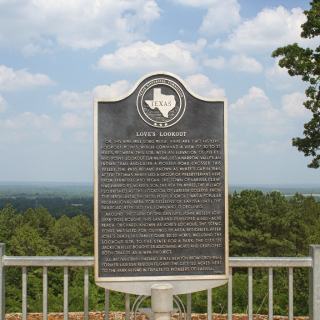 1. Señal histórica ubicada en la carretera 69 fuera de Jacksonville, Texas.