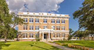 1. Palacio de Justicia Kingsville, Texas, durante un día soleado