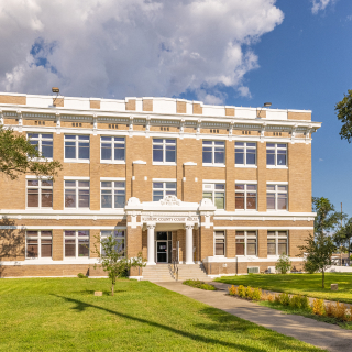 1. Palacio de Justicia Kingsville, Texas, durante un día soleado