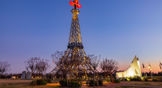 1. Vista diurna de la famosa Torre Eiffel de Paris Texas en USA – Seguro de auto barato en Paris, Texas.