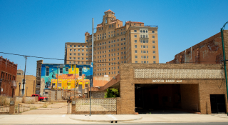 1. Vista a una vieja construcción en la ciudad de Mineral Wells, Texas, en un día soleado