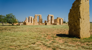 1. Réplica de Stonehenge en la Universidad de Texas en Odessa – Seguro de auto barato en Odessa, Texas.