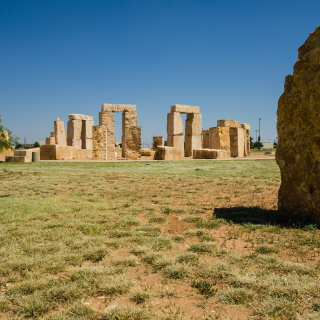 1. Réplica de Stonehenge en la Universidad de Texas en Odessa – Seguro de auto barato en Odessa, Texas.