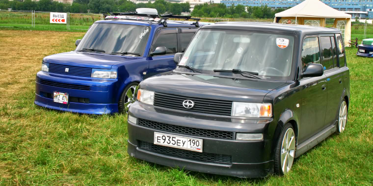 Par de Toyota xB exhibidas en una Feria del Automóvil durante el día 