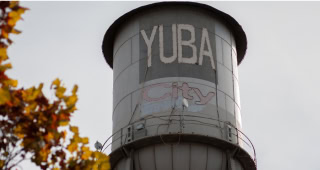 Una tarde en el centro de Yuba City, California EE.UU