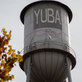 Una tarde en el centro de Yuba City, California EE.UU